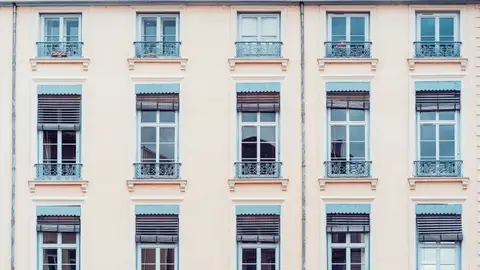 Fachada exterior de un bloque de viviendas Fachada exterior de un bloque de viviendas