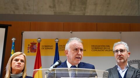 El ministro de Pol&iacute;tica Territorial, &Aacute;ngel V&iacute;ctor Torres, junto con la delegada del Gobierno, Pilar Bernab&eacute;, y el secretario de Estado de Pol&iacute;tica Territorial, Arcadi Espa&ntilde;a