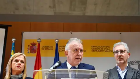 El ministro de Política Territorial, Ángel Víctor Torres, junto con la delegada del Gobierno, Pilar Bernabé, y el secretario de Estado de Política Territorial, Arcadi España El ministro de Política Territorial, Ángel Víctor Torres, junto con la delegada del Gobierno, Pilar Bernabé, y el secretario de Estado de Política Territorial, Arcadi España