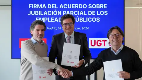 El ministro para la Transformación Digital y de la Función Pública, Óscar López, el secretario general de UGT Servicios Públicos, Julio Lacuerda, y el coordinador de Área Pública de CCOO, Luciano Palazzo El ministro para la Transformación Digital y de la Función Pública, Óscar López, el secretario general de UGT Servicios Públicos, Julio Lacuerda, y el coordinador de Área Pública de CCOO, Luciano Palazzo/ @mintradigital