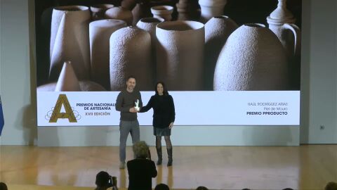 Momento en que Ra&uacute;l Mouro recibe el Premio Nacional de Artesan&iacute;a 2024