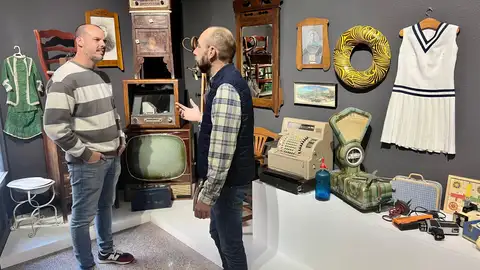 El concejal de Cultura de Elda en el nuevo Museo Etnológico de la localidad. El concejal de Cultura de Elda en el nuevo Museo Etnológico de la localidad.