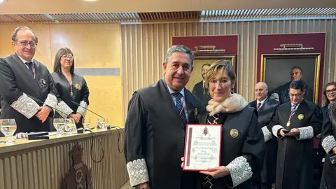 Los abogados de CyL reconocen con la Gran Cruz al Mérito del CACYL la labor de la palentina Victoria Ortega como presidenta de la Abogacía Española .