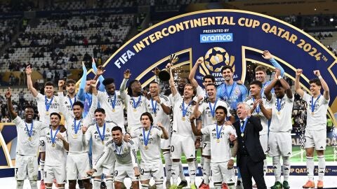 Modric levanta la Intercontinental mientras la plantilla celebra el t&iacute;tulo para el Real Madrid.