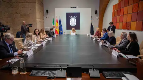 La Junta invertirá más de 77 millones de euros para la contratación del servicio de 930 plazas de atención sociosanitaria La Junta invertirá más de 77 millones de euros para la contratación del servicio de 930 plazas de atención sociosanitaria
