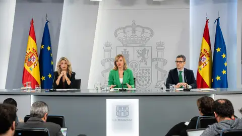 La vicepresidenta segunda y ministra de Trabajo y Economía Social, Yolanda Díaz, la ministra de Educación, Formación Profesional y Deportes, Pilar Alegría, y el ministro de la Presidencia, Justicia y Relaciones con las Cortes, Félix Bolaños La vicepresidenta segunda y ministra de Trabajo y Economía Social, Yolanda Díaz, la ministra de Educación, Formación Profesional y Deportes, Pilar Alegría, y el ministro de la Presidencia, Justicia y Relaciones con las Cortes, Félix Bolaños