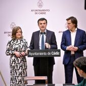 El alcalde de Cádiz, Maite González y Pablo Otero