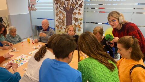 Irene Ram&iacute;rez y su comit&eacute; de expertos bajitos del Colegio P&uacute;blico El Tejar en Majadahonda, en la Comunidad de Madrid