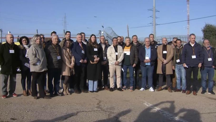 Alcaldes de diversos signos políticos se manifiestan para pedir la continuidad de la central nuclear de Almaraz Alcaldes de diversos signos políticos se manifiestan para pedir la continuidad de la central nuclear de Almaraz