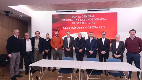 Foto de familia de los anteriores y los nuevos consejeros del Basquet Coruña 