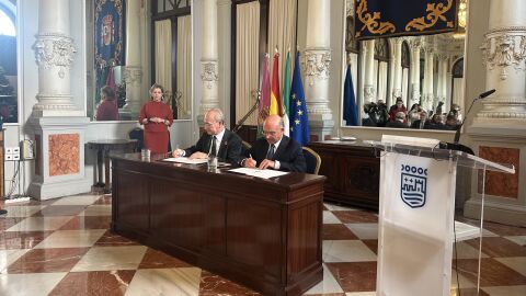 Francisco de la Torre y Carlos Rubio firmando el acuerdo por la parcela donde se ubicar&aacute; el Auditorio de la M&uacute;sica