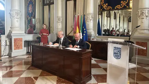 Francisco de la Torre y Carlos Rubio firmando el acuerdo por la parcela donde se ubicará el Auditorio de la Música Francisco de la Torre y Carlos Rubio firmando el acuerdo por la parcela donde se ubicará el Auditorio de la Música