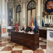 Francisco de la Torre y Carlos Rubio firmando el acuerdo por la parcela donde se ubicará el Auditorio de la Música