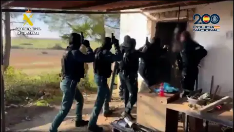 Agentes de la Policía Nacional y Guardia Civil durante el operativo desplegado en uno de los registros domiciliarios practicados. Agentes de la Policía Nacional y Guardia Civil durante el operativo desplegado en uno de los registros domiciliarios practicados.