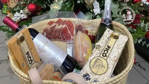 Un cabasset con productos de la tierra Un cabasset con productos de la tierra