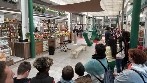 Presentaci&oacute;n de la iniciativa 'Els nostres mercats tornen a brillar per Nadal' en el Mercado Municipal de Catarroja