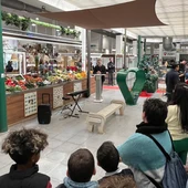 Presentación de la iniciativa 'Els nostres mercats tornen a brillar per Nadal' en el Mercado Municipal de Catarroja Presentación de la iniciativa 'Els nostres mercats tornen a brillar per Nadal' en el Mercado Municipal de Catarroja