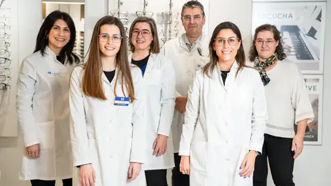 Visitamos las instalaciones de óptica Gómez Lor en compañía de su equipo Hablamos de salud visual con Mónica Gómez Lor y todo el equipo de profesionales que nos recibe en sus instalaciones de la calle Sagasta nº 6 de Pontevedra.