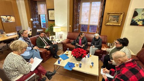 Reuni&oacute;n del alcalde de Elche con representantes de la PAH Elx-Crevillent. 