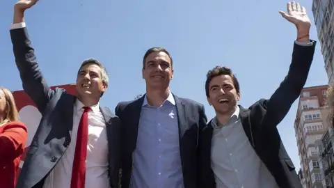 Pablo Zuloaga, Pedro Sánchez y Pedro Casares durante un acto en Cantabria Pablo Zuloaga, Pedro Sánchez y Pedro Casares durante un acto en Cantabria