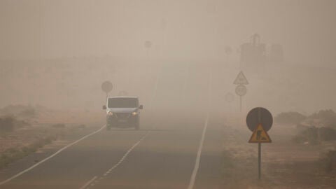 Im&aacute;genes del episodio de calima que afecta a Canarias tras el paso de la borrasca Dorothea. La imagen es de Lanzarote