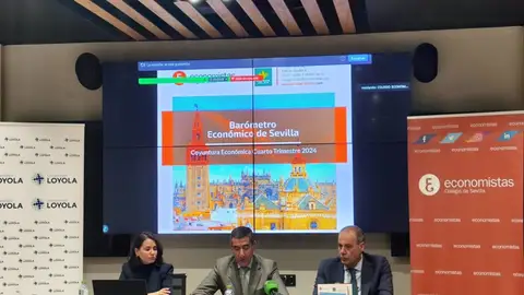 La directora ejecutiva del informe y directora del departamento de economía de la Universidad Loyola, el decano del Colegio de Economistas, y el subdirector general y director comercial de Caja Rural. La directora ejecutiva del informe y directora del departamento de economía de la Universidad Loyola, el decano del Colegio de Economistas, y el subdirector general y director comercial de Caja Rural.