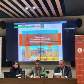 La directora ejecutiva del informe y directora del departamento de economía de la Universidad Loyola, el decano del Colegio de Economistas, y el subdirector general y director comercial de Caja Rural. 