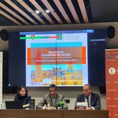 La directora ejecutiva del informe y directora del departamento de economía de la Universidad Loyola, el decano del Colegio de Economistas, y el subdirector general y director comercial de Caja Rural. La directora ejecutiva del informe y directora del departamento de economía de la Universidad Loyola, el decano del Colegio de Economistas, y el subdirector general y director comercial de Caja Rural.