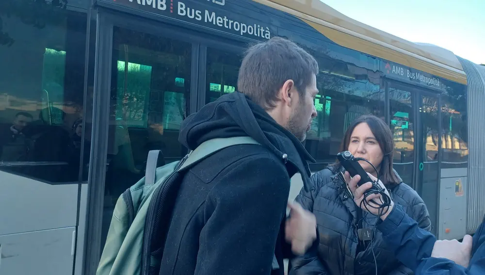 Uli Wessling amb Miriam Franch en un autobús de la línia M5 Uli Wessling amb Miriam Franch en un autobús de la línia M5