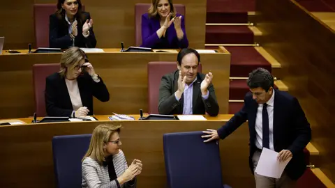 El president de la Generalitat, Carlos Mazón, a su llegada a Les Corts.