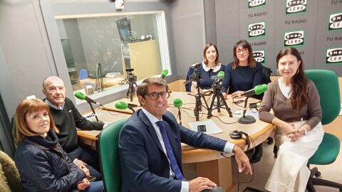 Jos&eacute; Ruiz, Aurora Rodil, Juan de Dios Navarro, Esther D&iacute;ez y Patricia Maci&aacute; en la Tertulia de M&aacute;s de uno Elche