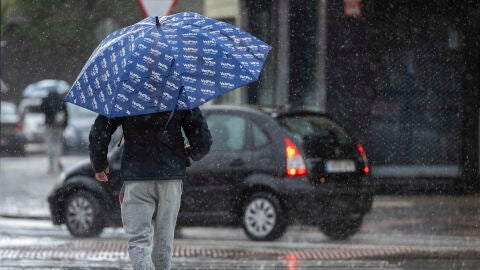 Peatón bajo la lluvia en Málaga 