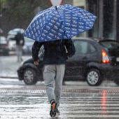 Peatón bajo la lluvia en Málaga 