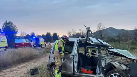 Heridas 3 personas en un accidente en la CV-15, en Vilafamés, con un coche y un tractor implicados Heridas 3 personas en un accidente en la CV-15, en Vilafamés, con un coche y un tractor implicados