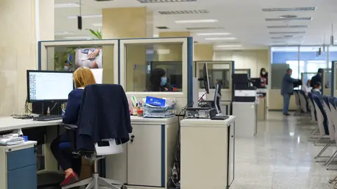Empleados públicos durante su jornada laboral. Empleados públicos durante su jornada laboral.