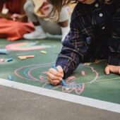Niños pintando.