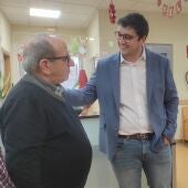 Delegado de Bienestar Social en Ciudad Real, Eulalio Díaz-Cano, saluda al presidente del Centro de Mayores El Lucero, Domingo Pliego (Valdepeñas)