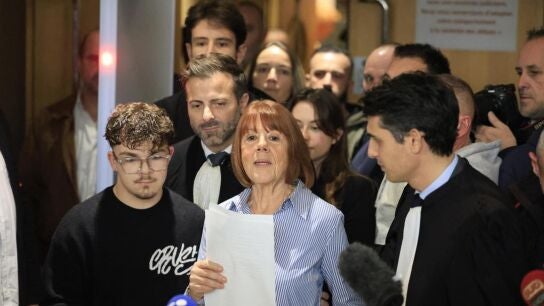 Gisele Pelicot junto a sus abogados hace declaraciones ante la prensa despu&eacute;s de conocer la sentencia contra sus agresores/ EFE/EPA/GUILLAUME HORCAJUELO