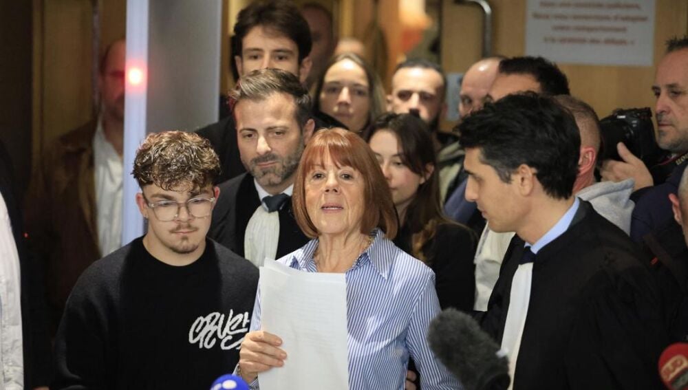 Gisele Pelicot junto a sus abogados hace declaraciones ante la prensa después de conocer la sentencia contra sus agresores/ EFE/EPA/GUILLAUME HORCAJUELO