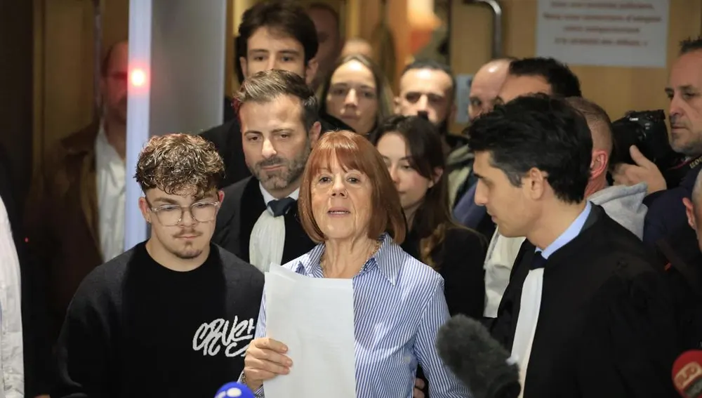 Gisele Pelicot junto a sus abogados hace declaraciones ante la prensa después de conocer la sentencia contra sus agresores/ EFE/EPA/GUILLAUME HORCAJUELO Gisele Pelicot junto a sus abogados hace declaraciones ante la prensa después de conocer la sentencia contra sus agresores/ EFE/EPA/GUILLAUME HORCAJUELO