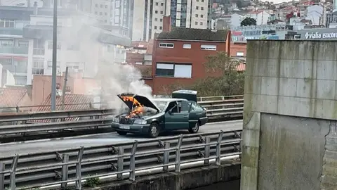 Arde un coche en la AP-9 Arde un coche en la AP-9