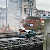 Arde un coche en la AP-9 Arde un coche en la AP-9