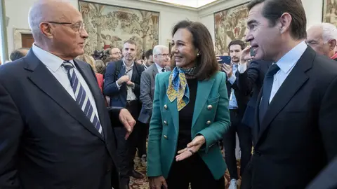 El presidente del Banco Sabadell, Josep Oliu; la presidenta de Banco Santander, Ana Botín, y el presidente del BBVA, Carlos Torres Vila, conversan en una imagen de archivo El presidente del Banco Sabadell, Josep Oliu; la presidenta de Banco Santander, Ana Botín, y el presidente del BBVA, Carlos Torres Vila, conversan en una imagen de archivo