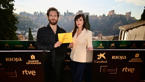 Los actores &Aacute;lvaro Cervantes y Natalia de Molina, durante la lectura de nominaciones de los Goya 2025 en Granada