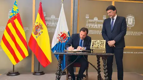 El ministro Oscar Puente con el alcalde Luis Barcala en su primera visita al ayuntamiento El ministro Oscar Puente con el alcalde Luis Barcala en su primera visita al ayuntamiento