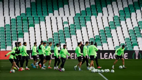 Entrenamiento del Betis en el Benito Villamarín. Entrenamiento del Betis en el Benito Villamarín.