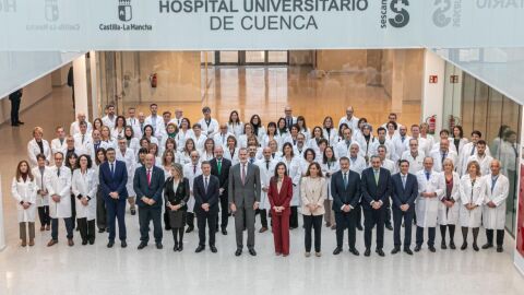 Foto de familia en el nuevo hospital universitario con los Reyes de España