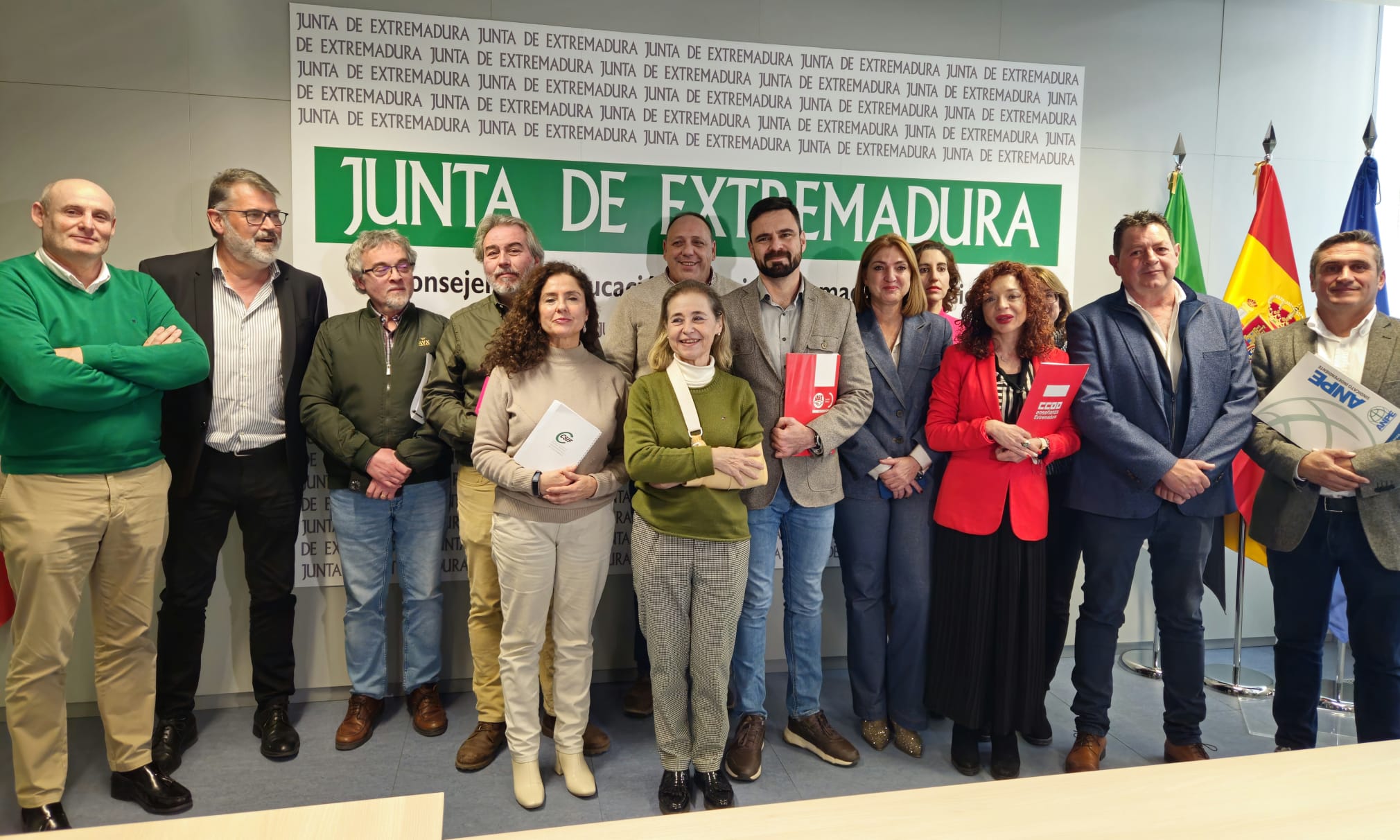 Educación y sindicatos acuerdan un calendario para negociar una mejora salarial de los docentes extremeños Educación y sindicatos acuerdan un calendario para negociar una mejora salarial de los docentes extremeños