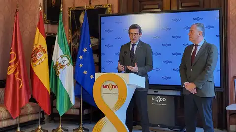 El consejero de industria de la Junta, Jorge Paradela junto al alcalde de Sevilla, José Luis Sanz en la rueda de prensa de esta mañana El consejero de industria de la Junta, Jorge Paradela junto al alcalde de Sevilla, José Luis Sanz en la rueda de prensa de esta mañana