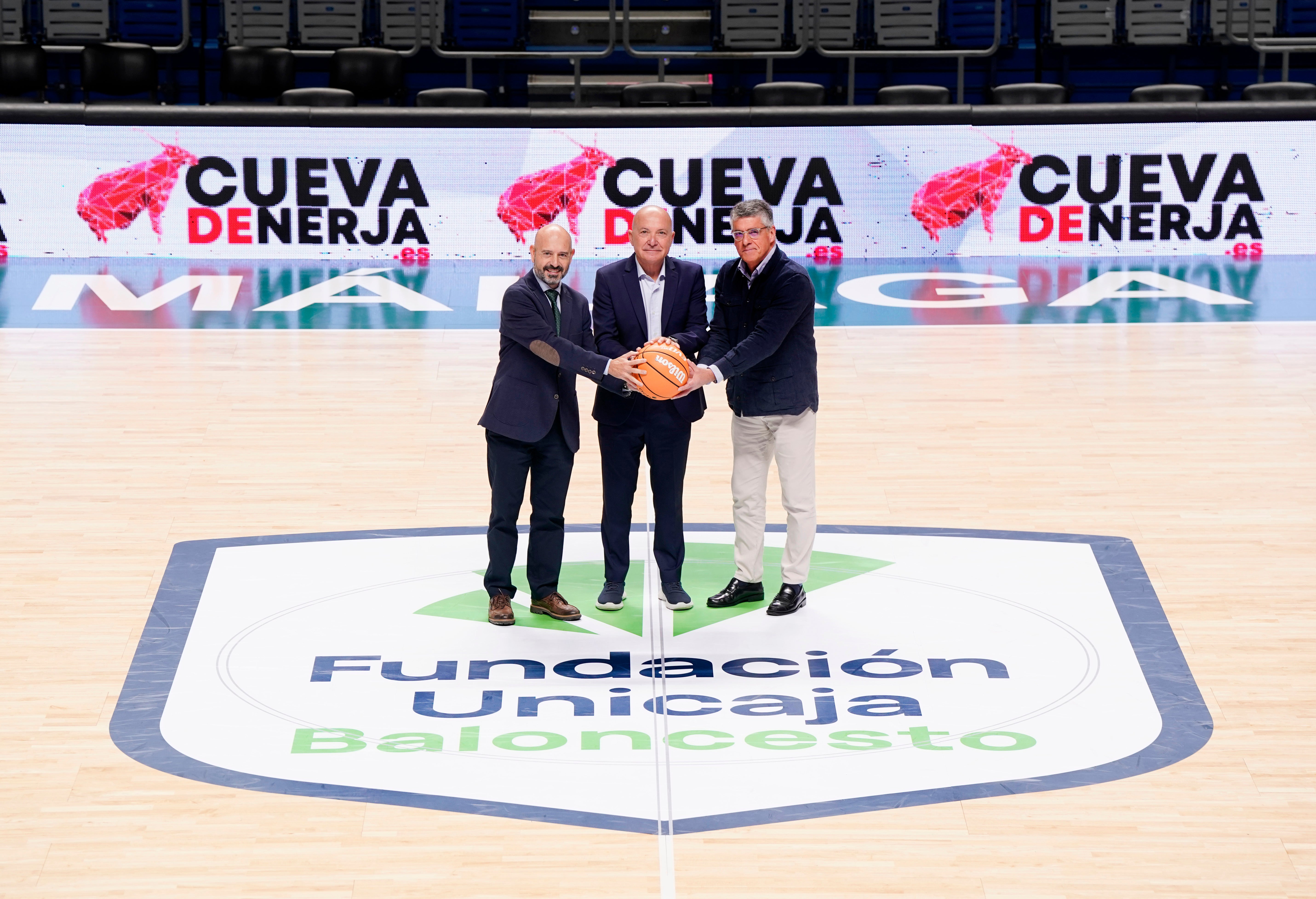El presidente de la Fundación Cueva de Nerja presenta el partido dedicado del Unicaja Baloncesto este 28 de diciembre El presidente de la Fundación Cueva de Nerja presenta el partido dedicado del Unicaja Baloncesto este 28 de diciembre